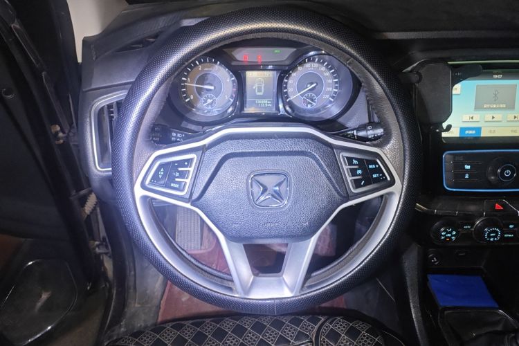 江铃 驭胜S350 2017款 2.0T 手动两驱柴油豪华天窗版5座中控内饰13