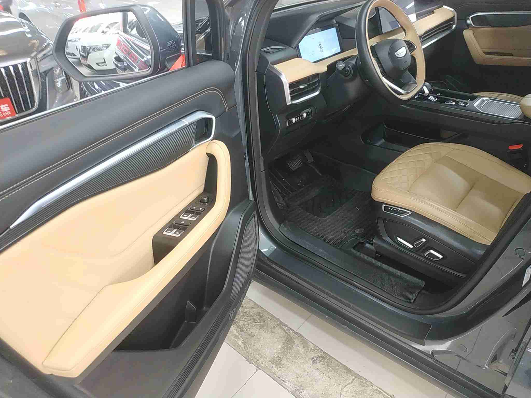 驾驶位内饰全景