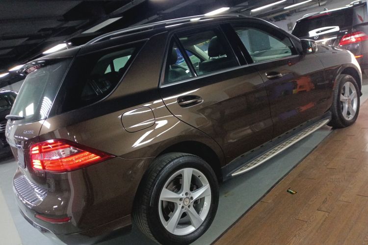 奔驰M级 2015款 ML 320 4MATIC车身外观7