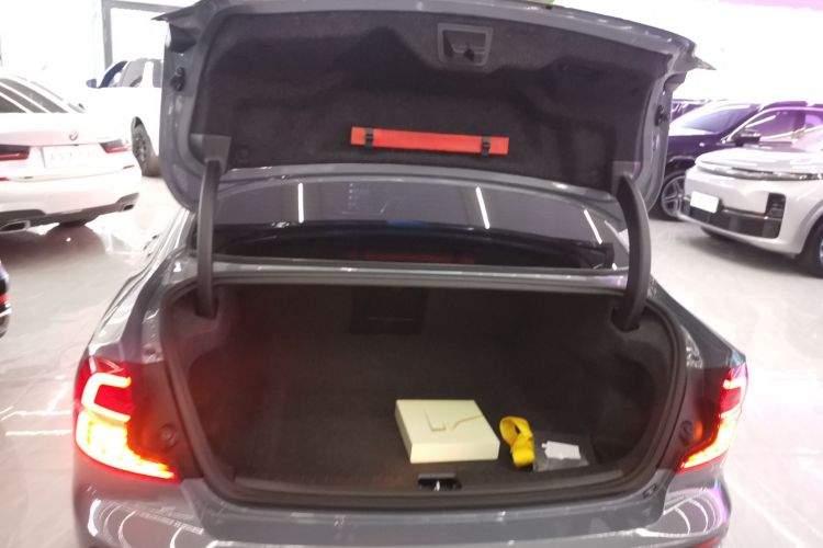 沃尔沃S60 2023款 B4 智逸豪华版机舱底盘23