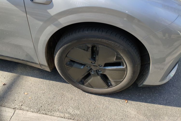 理想汽车 理想i6 2025款 两驱标准型车身外观10