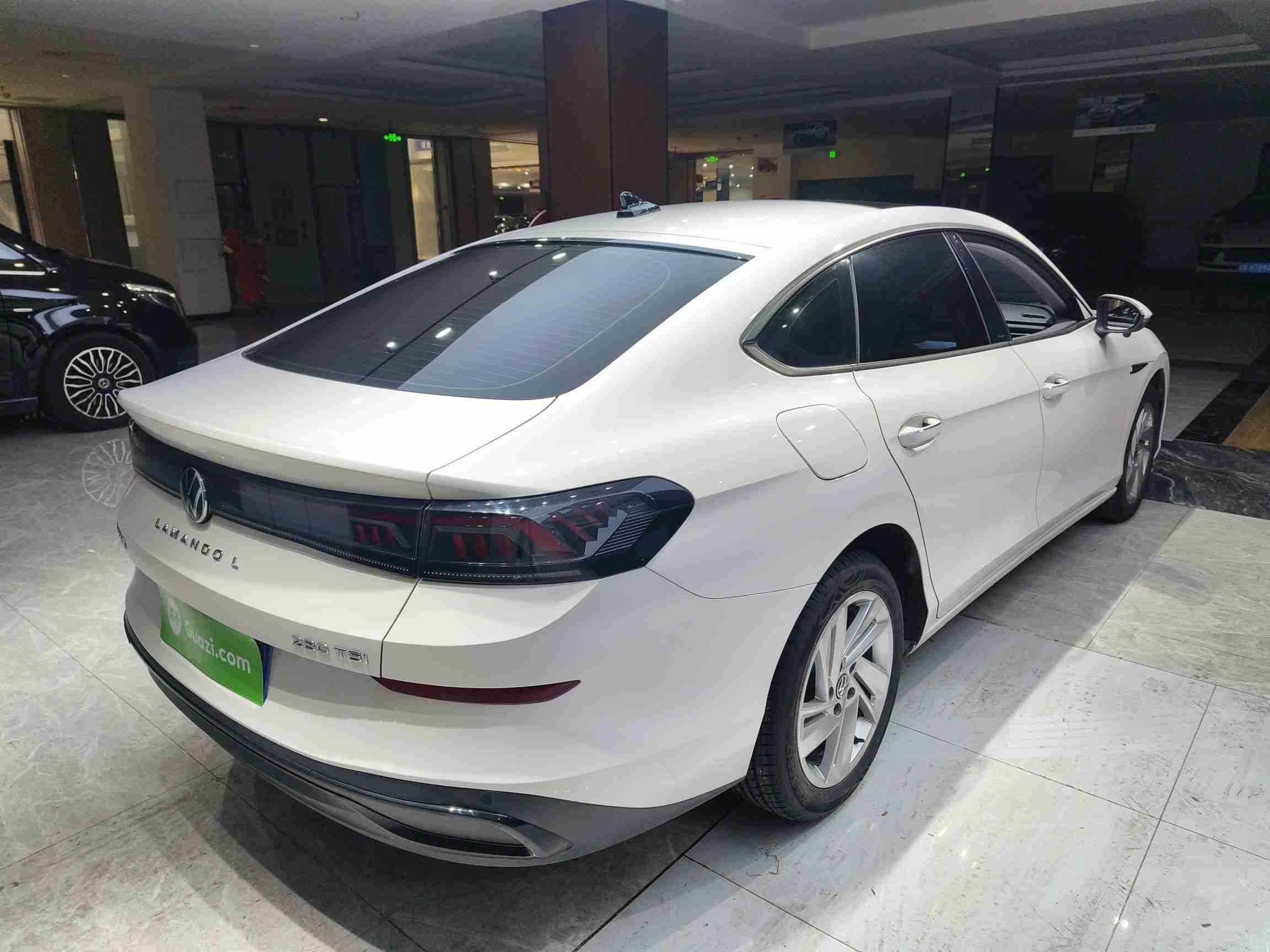 车辆右后45度外观展示