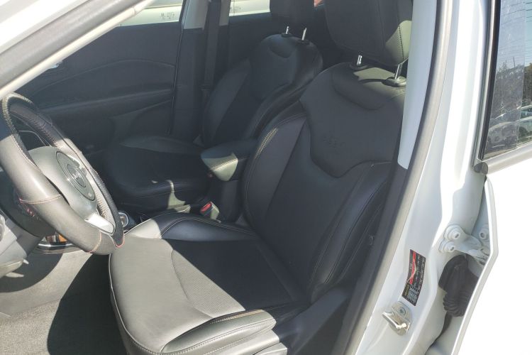 Jeep 指南者 2019款 220T 自动家享版局部细节19