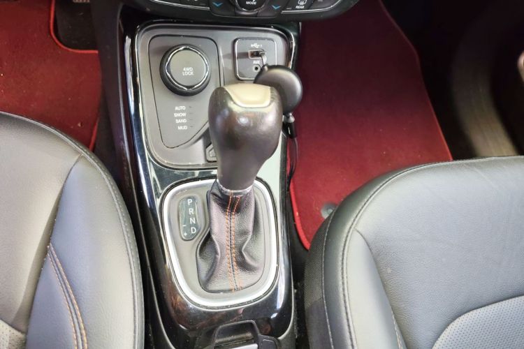 Jeep 指南者 2019款 220T 自动家享四驱版中控内饰18