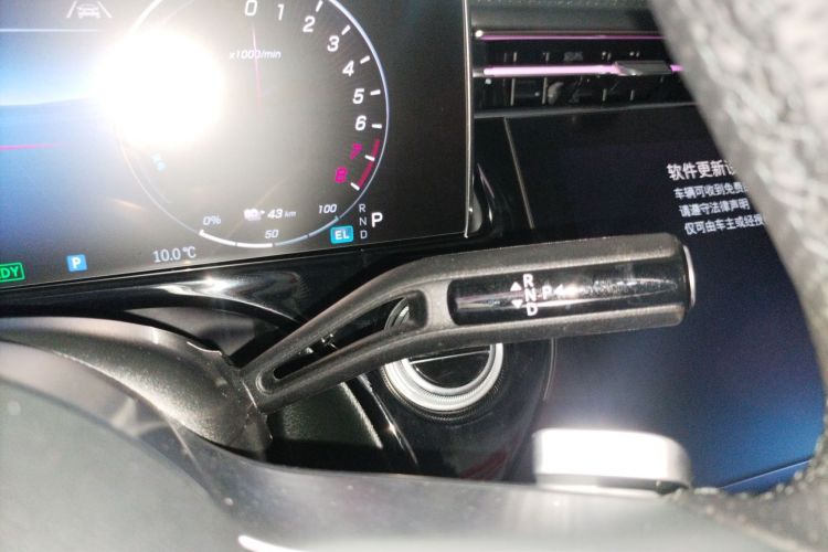 奔驰E级新能源 2024款 E 350 e L 插电式混合动力运动轿车中控内饰18
