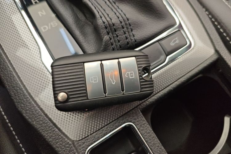 荣威RX5 2020款 20T 自动Ali智联网超越智臻版中控内饰7001