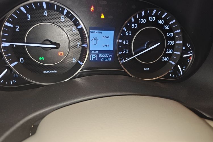 日产 途乐 2017款 5.6L 标准型中控内饰15