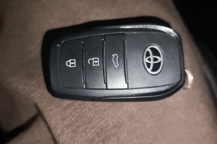 丰田 凯美瑞 2024款 双擎 2.0HGVP 豪华版中控内饰7001