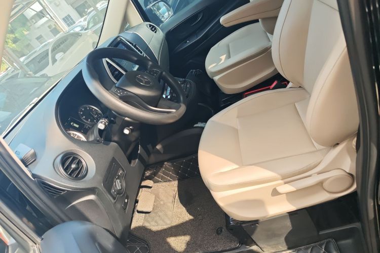 奔驰 威霆 2018款 2.0T 精英版 9座 国VI局部细节19