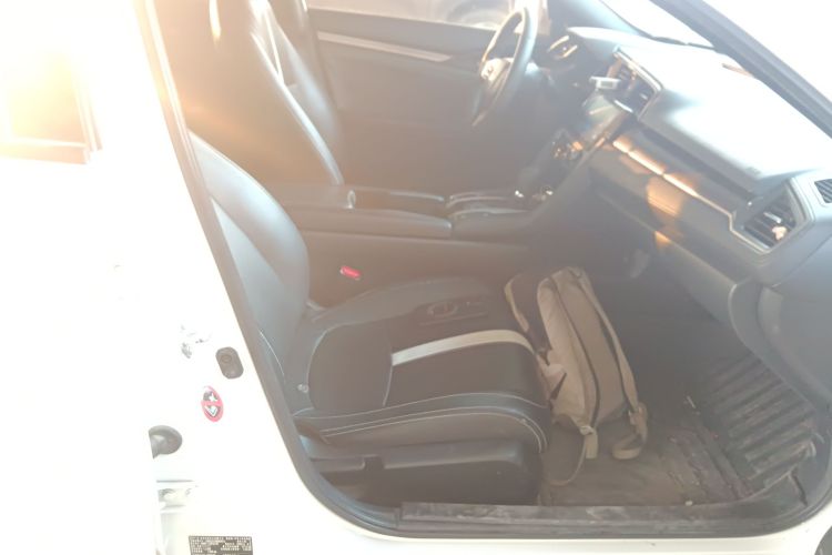 本田 思域 2021款 HATCHBACK 220TURBO CVT新锐控局部细节41