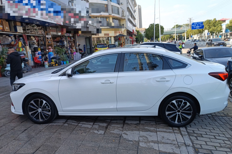 长安 逸动 2022款 PLUS 蓝鲸NE 1.4T GDI DCT旗舰版车身外观4