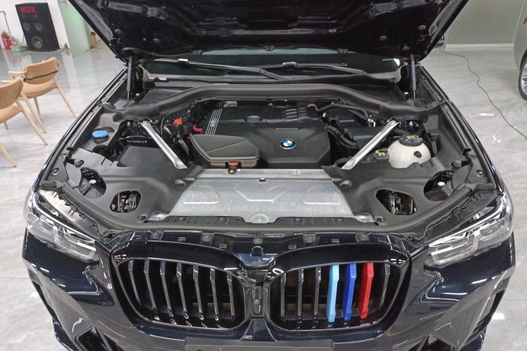 宝马X3 2022款 改款 xDrive30i 领先型 M曜夜套装机舱底盘24