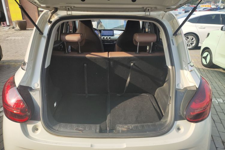 五菱汽车 五菱缤果 2023款 333km 灵犀互联+款机舱底盘23