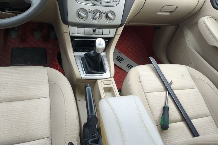 福特 福克斯 2013款 三厢经典 1.8L 手动基本型中控内饰18