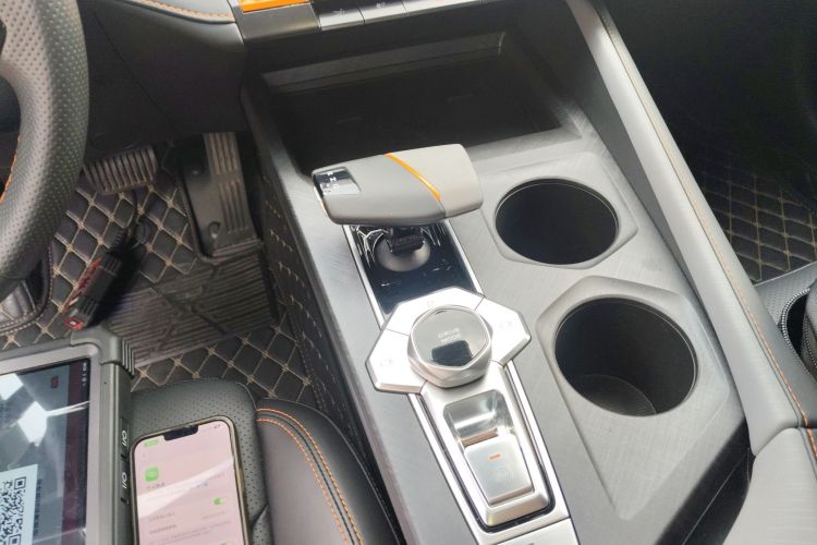 长安UNI-V 2022款 1.5T 尊贵型中控内饰18