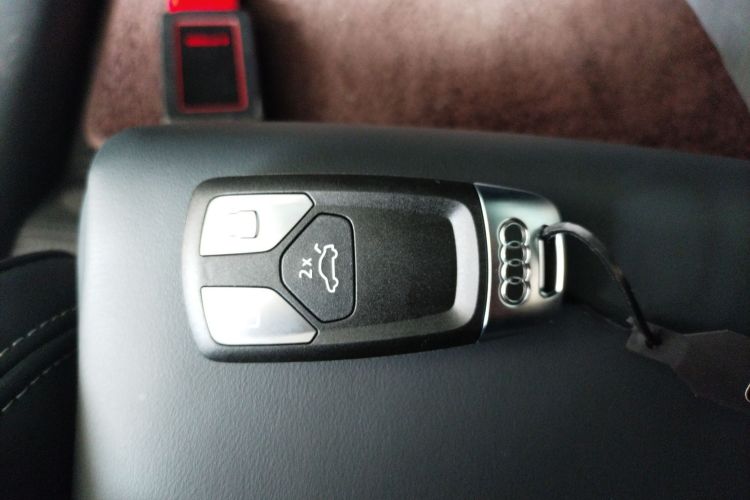 奥迪Q5L 2025款 45周年典藏版 40 TFSI 豪华动感型中控内饰7001