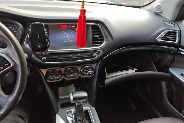 广汽传祺 传祺GS4 2015款 200T G-DCT豪华版中控内饰16