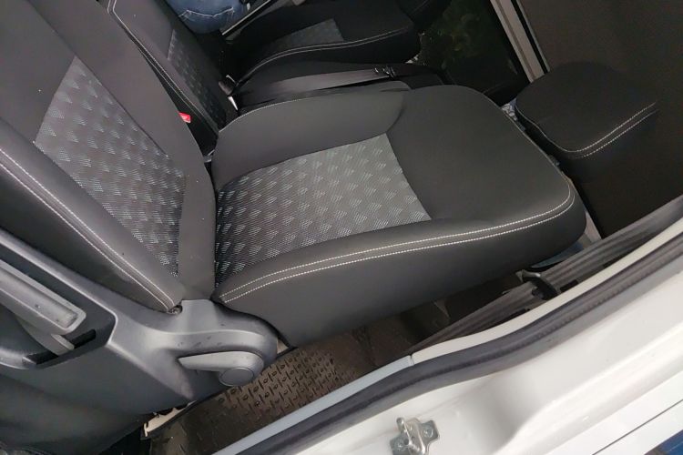 上汽大通MAXUS 新途V80 2023款 2.0T AMT经典傲运通短轴中顶5/6座局部细节19