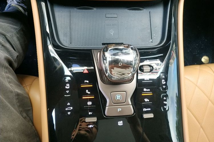 腾势D9 2022款 DM-i 970 四驱尊荣型中控内饰18