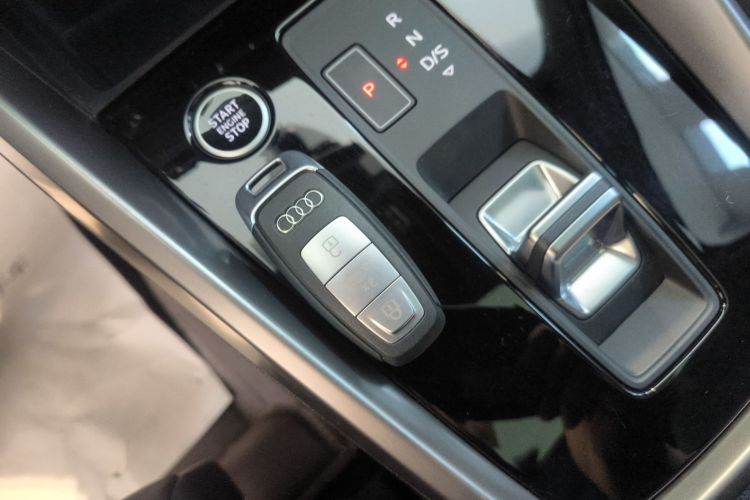 奥迪A3 2023款 改款 A3L Limousine 35 TFSI 时尚运动型中控内饰7001