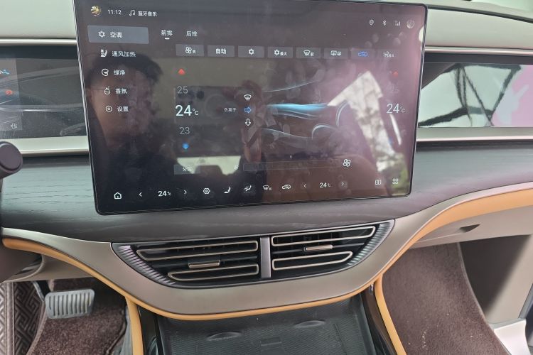 腾势D9 2022款 DM-i 970 四驱旗舰型中控内饰16