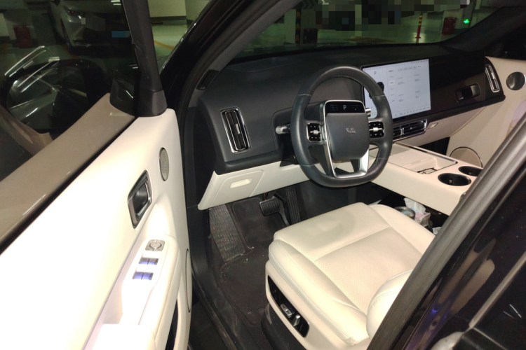 理想汽车 理想L8 2023款 Max中控内饰20