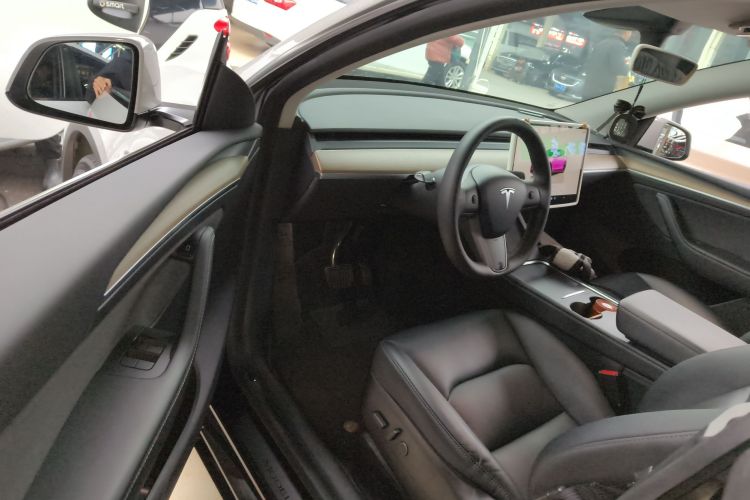 特斯拉 Model Y 2022款 长续航全轮驱动版中控内饰7003
