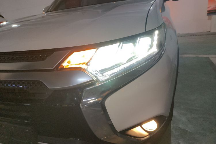 三菱 欧蓝德 2020款 2.4L 四驱致享版 7座局部细节36