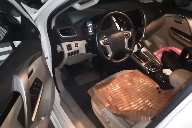 三菱 帕杰罗(进口) 2019款 3.0L 自动标准版中控内饰20