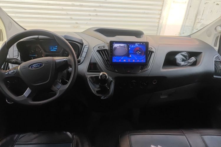 福特 全顺 2019款 2.0T柴油多功能商用车短轴低顶6座国VI中控内饰12