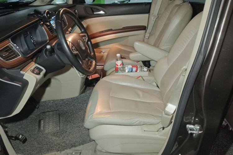 别克GL8 2017款 25S 尊贵型 国V中控内饰19