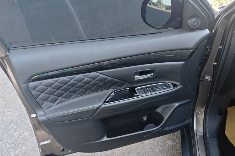 三菱 欧蓝德 2020款 2.4L 四驱致享版 7座中控内饰7007