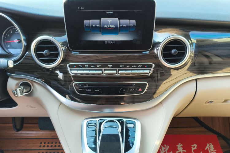 奔驰V级 2016款 V 260 领航版中控内饰16