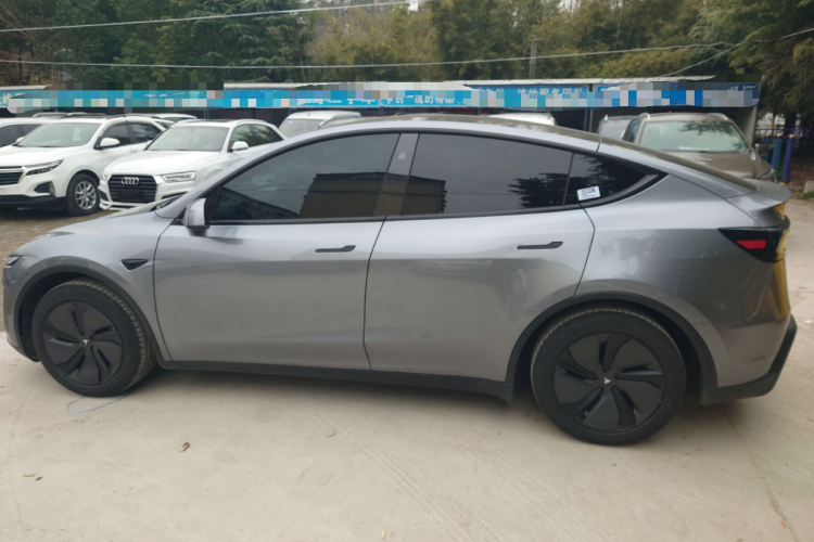 特斯拉 Model Y 2025款 改款 长续航全轮驱动版车身外观4