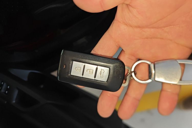 三菱 欧蓝德 2017款 2.0L 两驱荣耀版 5座中控内饰7001