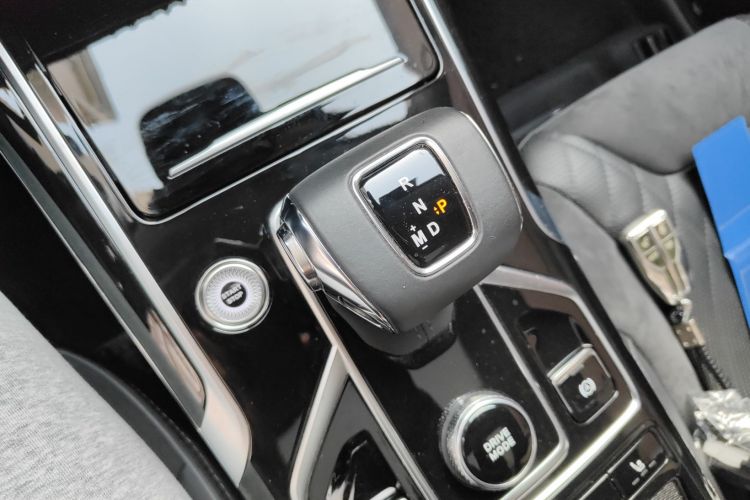 红旗HS5 2022款 2.0T 智联旗享四驱版中控内饰18