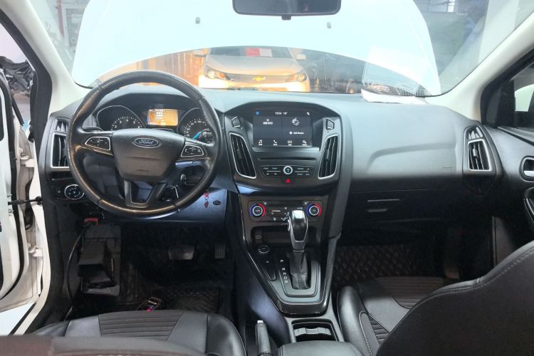 福特 福克斯 2018款 三厢经典 EcoBoost 180 自动精英型中控内饰7002