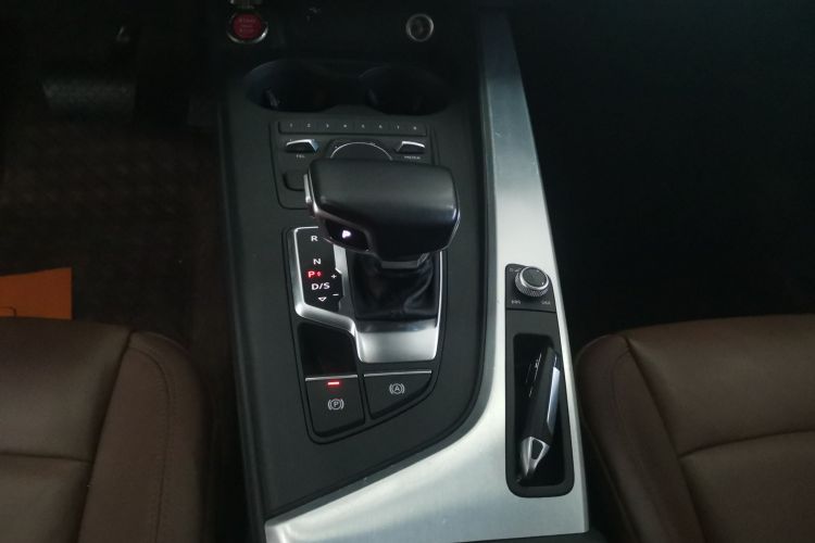 奥迪A4L 2018款 30周年年型 45 TFSI quattro 个性运动版局部细节18