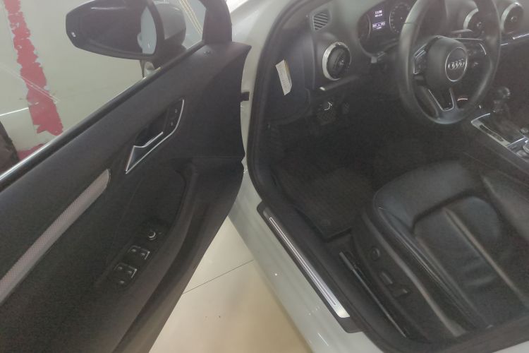 奥迪A3 2018款 30周年年型 Limousine 35 TFSI 风尚型中控内饰20