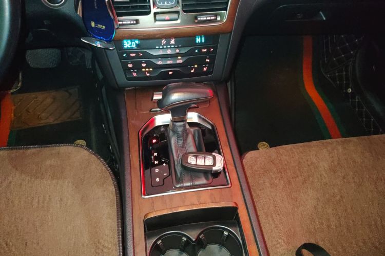 红旗H7 2018款 2.0T 旗舰版中控内饰18