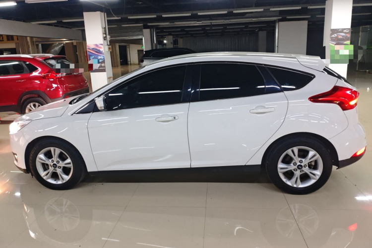 福特 福克斯 2017款 两厢 1.6L 自动舒适型智行版车身外观4