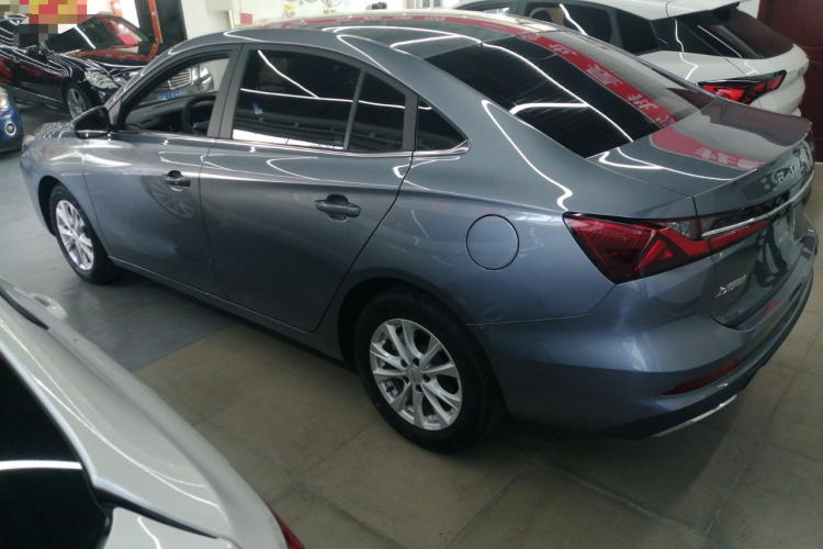 荣威i5 2023款 1.5L CVT豪华版车身外观6003