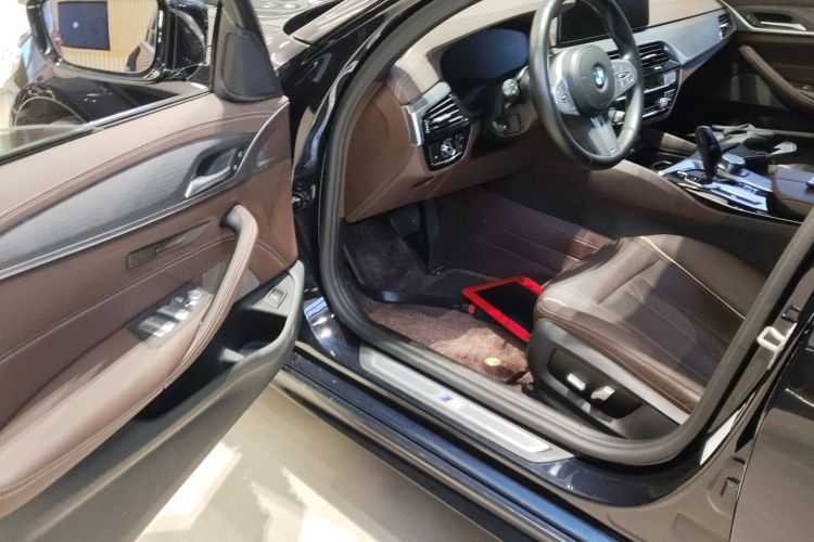 宝马5系 2023款 530Li 领先型 M运动套装中控内饰20