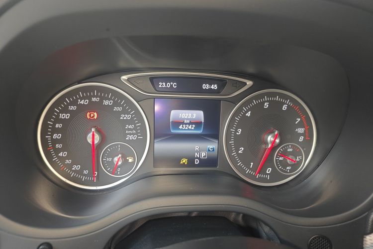 奔驰B级 2019款 B 200 动感型中控内饰14