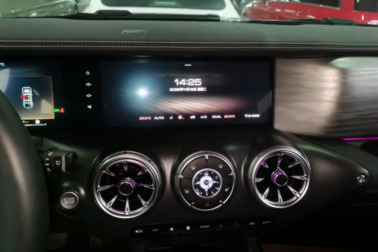 坦克300 2023款 越野版 2.0T 征服者中控内饰16