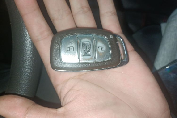 现代 朗动 2015款 1.6L 手动领先型中控内饰11