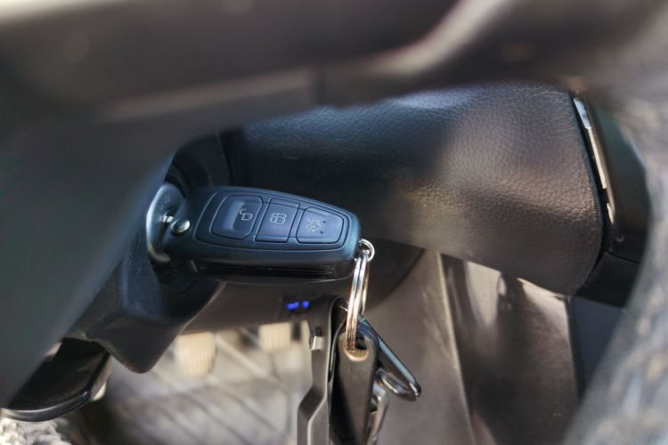 福特 福克斯 2017款 两厢 1.6L 手动风尚型智行版中控内饰11