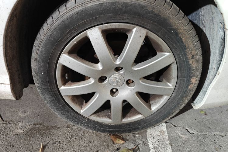 标致308 2014款 乐享版 经典 1.6L 手动风尚型车身外观10