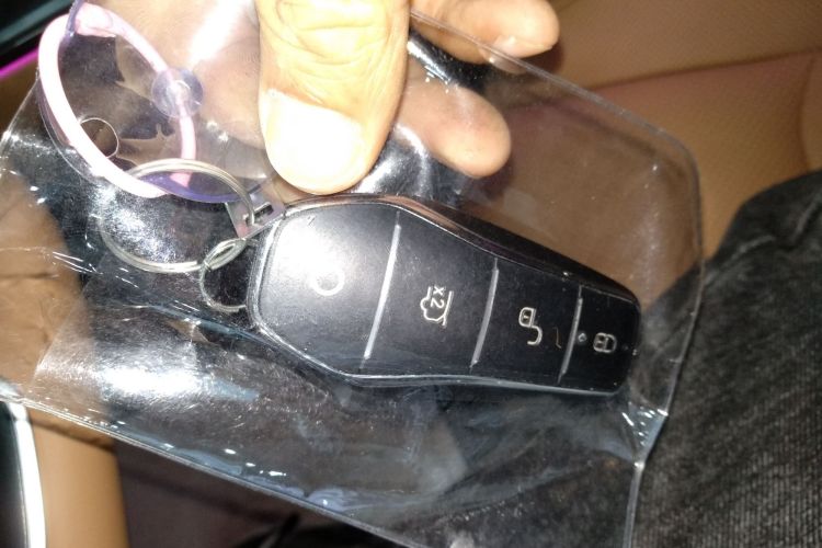 比亚迪 汉L 2025款 DM-p 四驱激光雷达旗舰型中控内饰7001