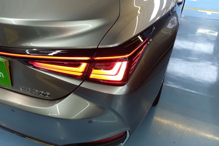 雷克萨斯ES 2025款 200 臻享版车身外观9